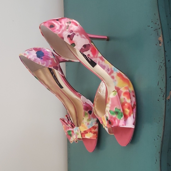Fabulous Floral.Nina Open toed heels with darling bows.  Size 9.5 like New. - Picture 2 of 4